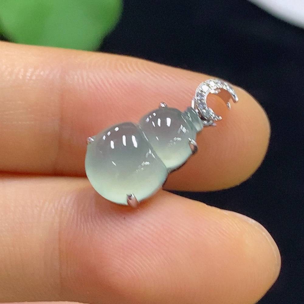 Jadeite gourd pendant with 18k inlay and diamond accents, weighing approximately 1.83g, crafted by HUILIU HQ.