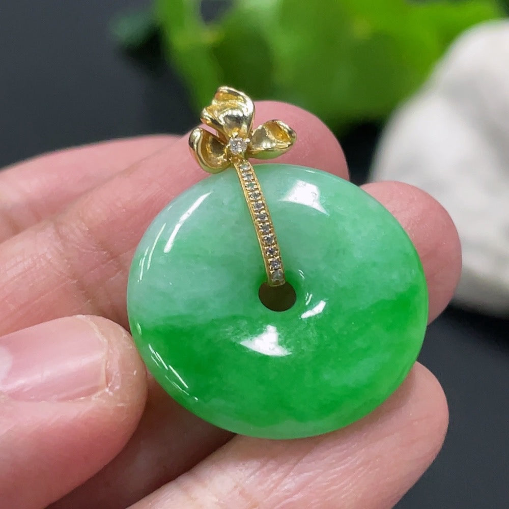 Jadeite Pendant Safety Buckle with 18K Gold and Diamond Accents, Total Weight Approximately 5.75g