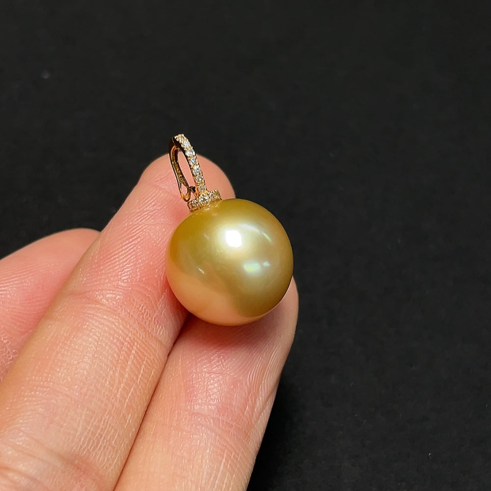 Saltwater Pearl Pendant 18K Gold with Diamond Accents