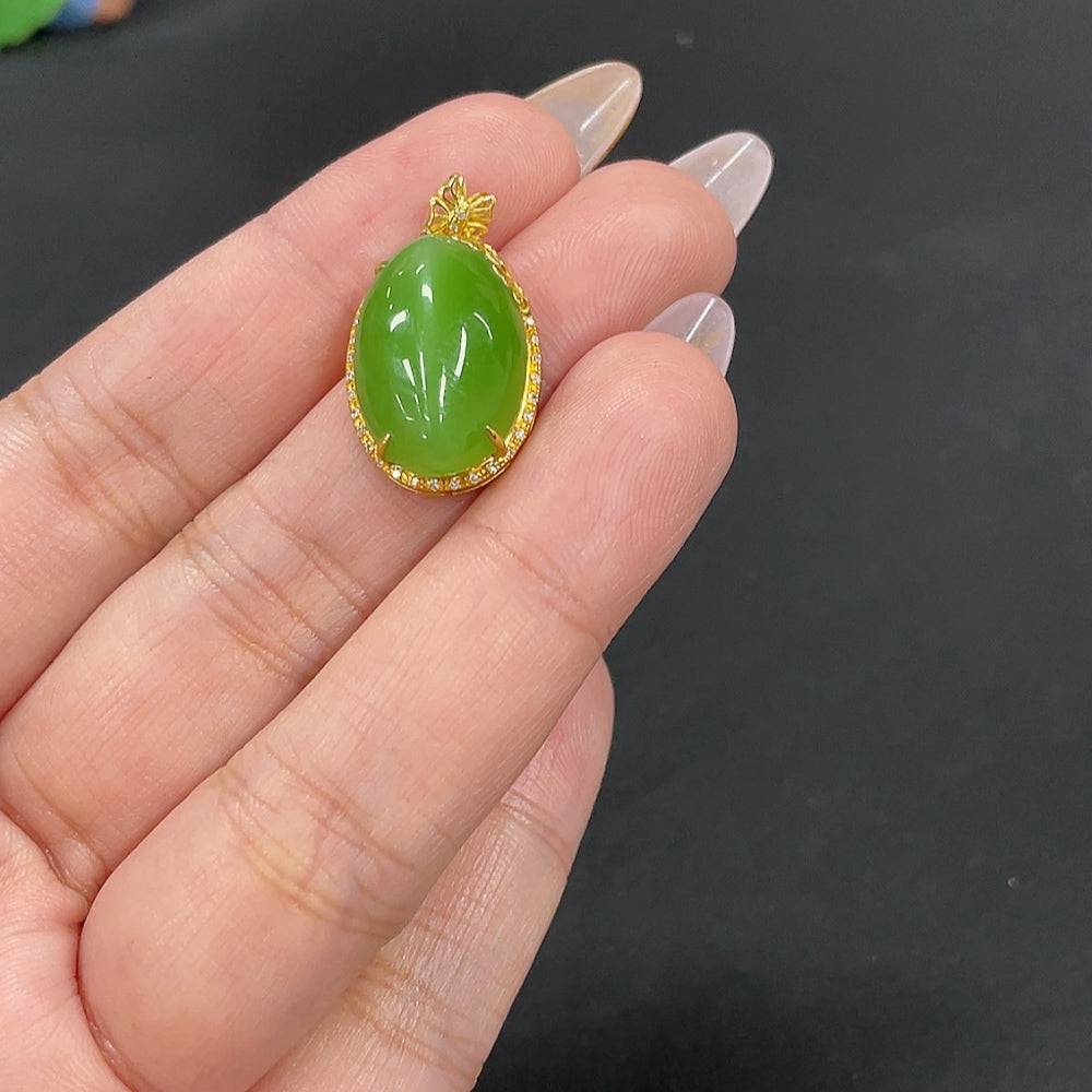 Hetian jade inlaid pendant with 18k gold and diamond accents, weighs approximately 3.7g, by HUILIU HQ
