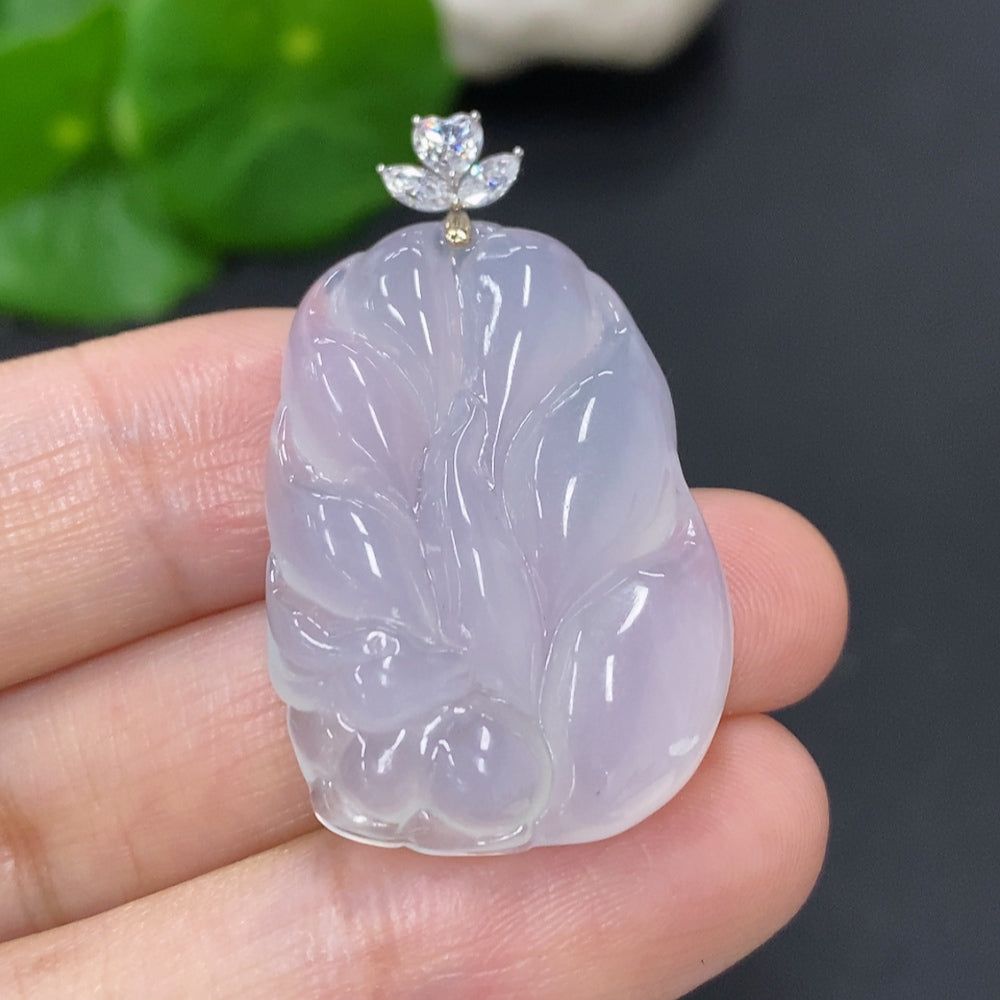 Jadeite nine-tailed fox pendant with 18K gold clasp, detailed Chinese-inspired jewelry necklace from HKHQ.