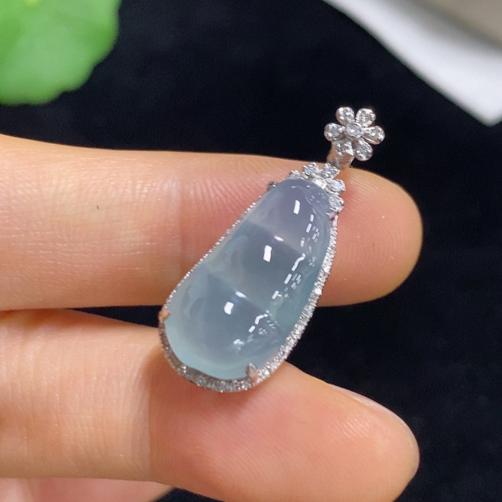 Jadeite Lucky Bean Pendant with 18K Gold and Diamond Accents, Total Weight Approximately 3.58g