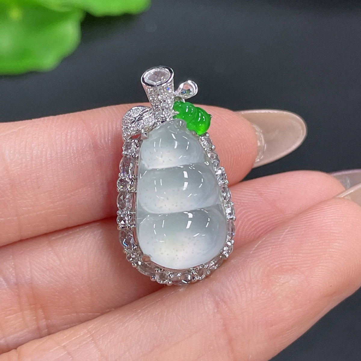 Huiliu Jadeite bean pendant with inlaid diamonds, featuring smooth green jade and intricate craftsmanship.