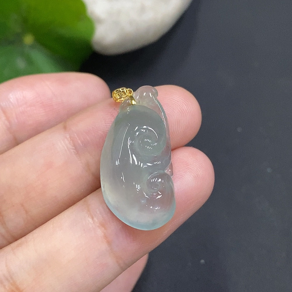 Colgante Ruyi de jadeíta con cierre de oro de 18K peso total 3.848g