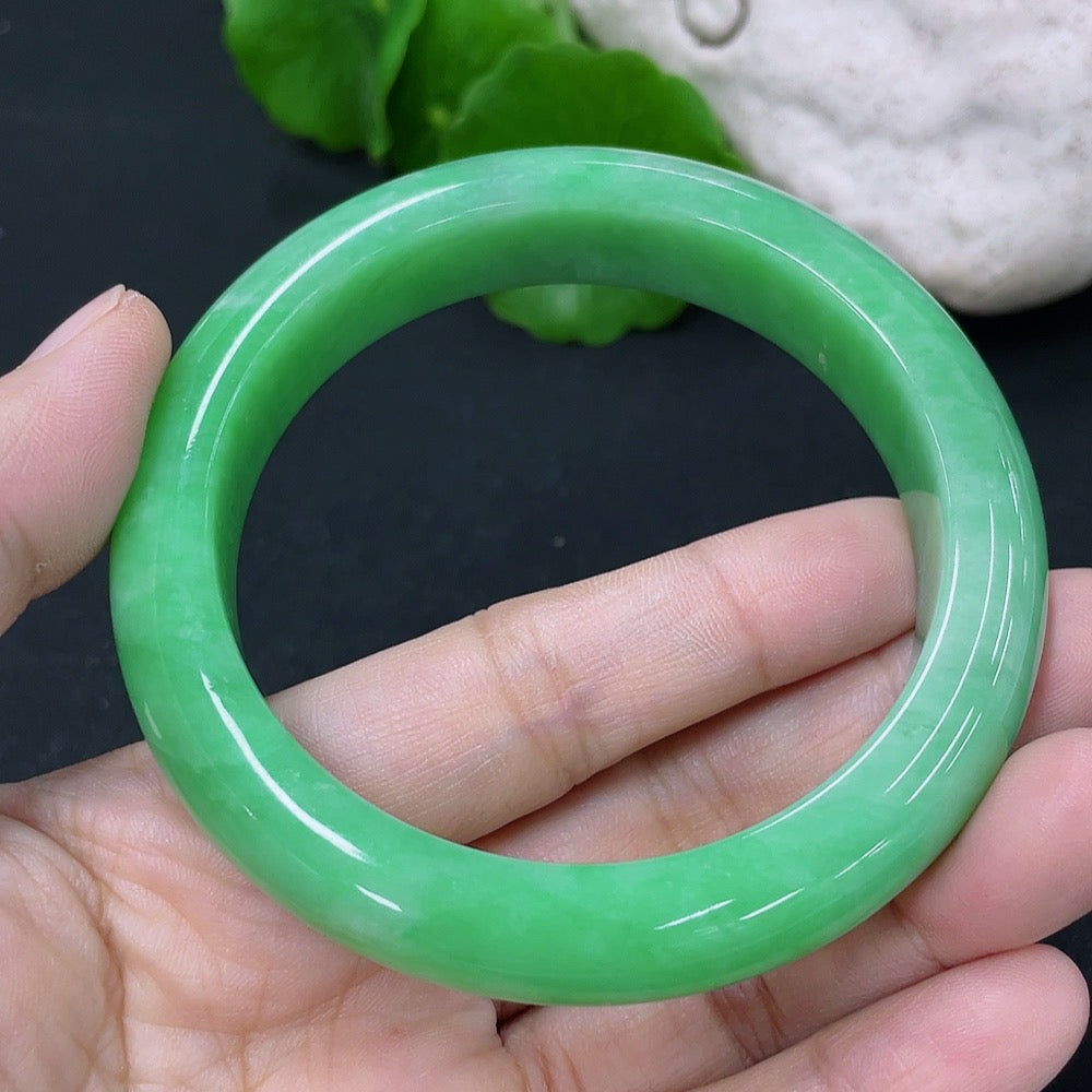 HKHQ jadeite round bangle, size 55.8, weighing 65.83g, showcasing smooth, polished jadeite jewelry with a rounded shape.