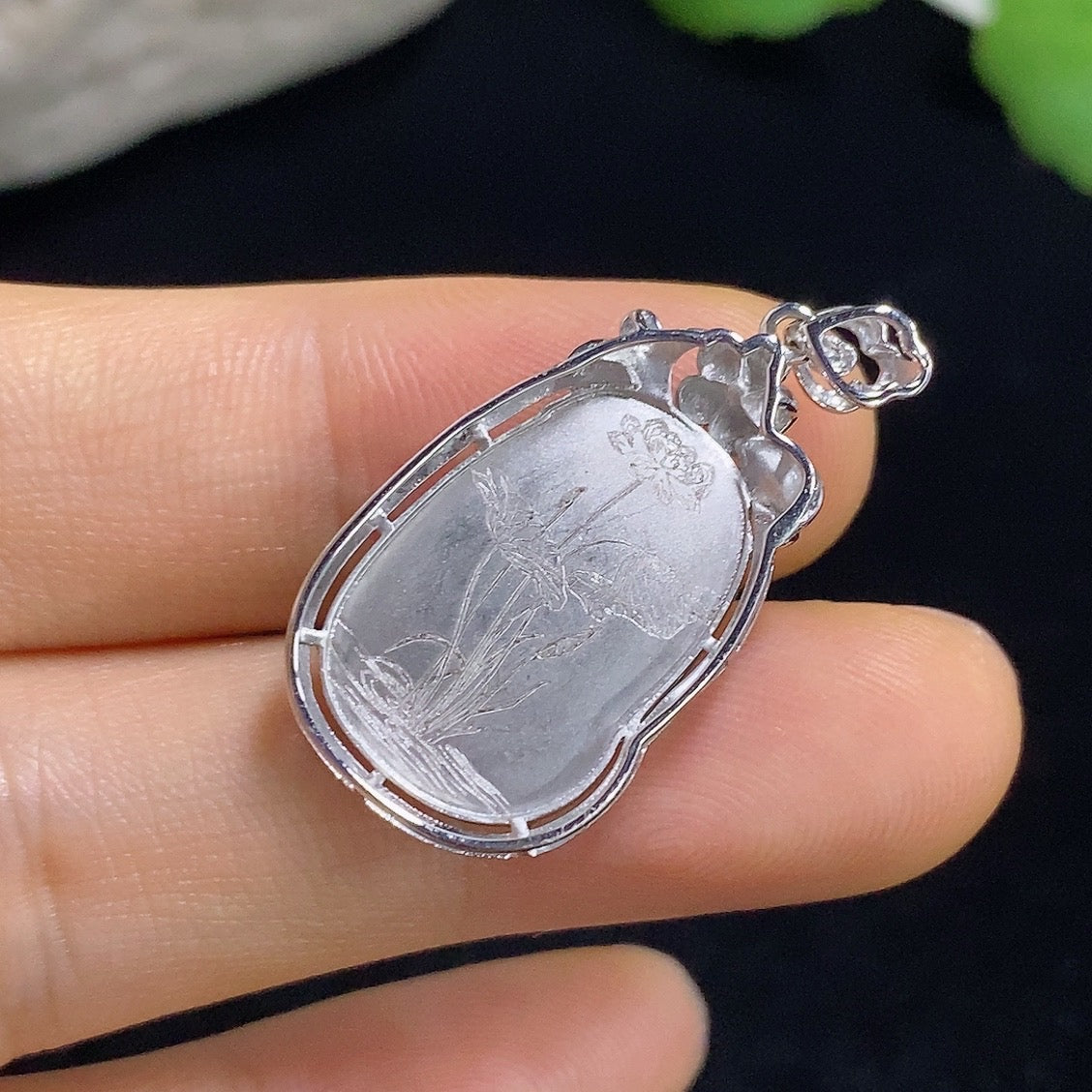 Jadeite Ruyi pendant in 18k gold with diamond accents, featuring intricate inlay work, weighing approximately 2.8 grams.