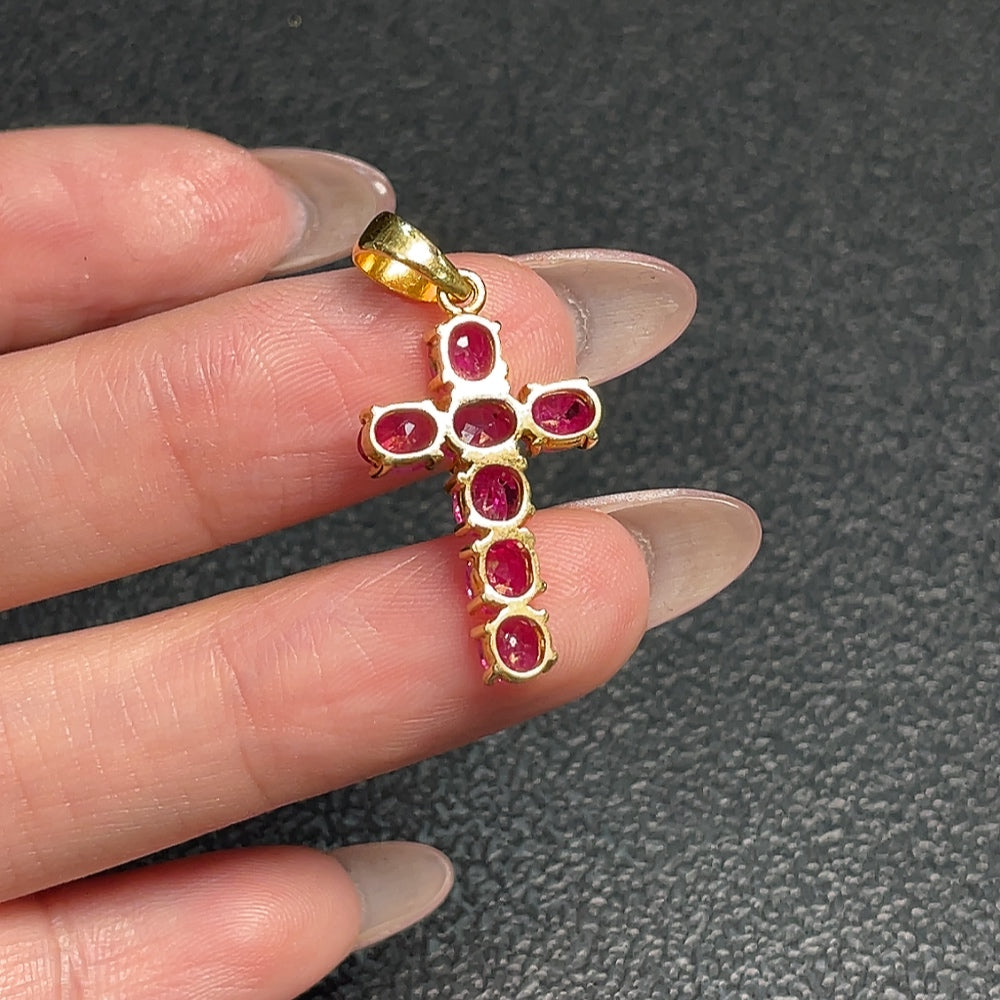 Gold content ruby pendant with a 3.8x3.1mm gemstone, weighing approx. 2.83g, featuring a no imprint design by HUILIU HQ.