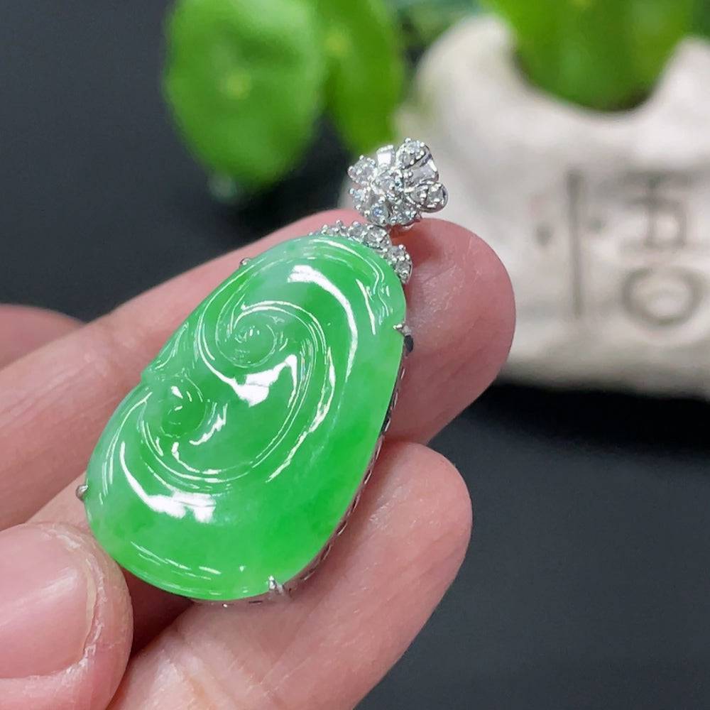 Jadeite Ruyi pendant with 18K gold and diamond accents, featuring intricate inlay design, from HUILIU HQ.
