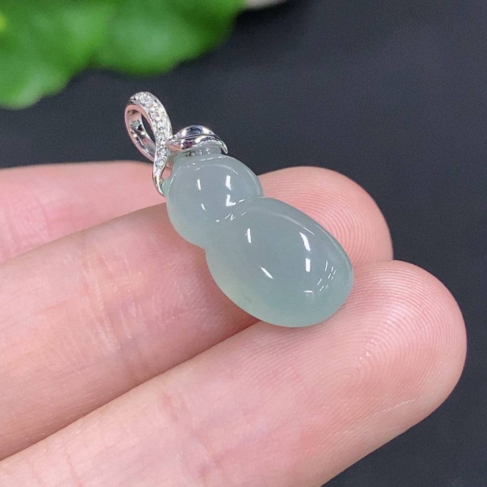 Huiliu Jadeite gourd pendant with clasp, smooth green jade stone, handcrafted jewelry, non-diamond, certified Huiliu HQ.