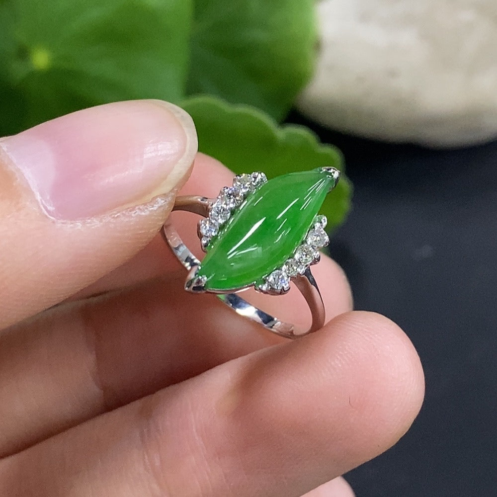 Jadeite inlaid ring with 58% gold and diamond accents, size 10, total weight approximately 2.5g