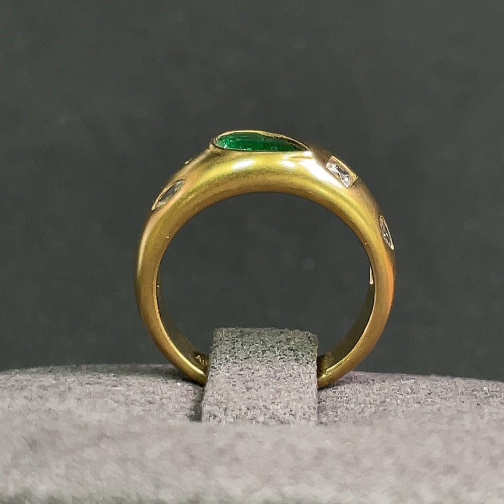 18K gold emerald ring with untested supporting stones, approximately 3.74g, size 5