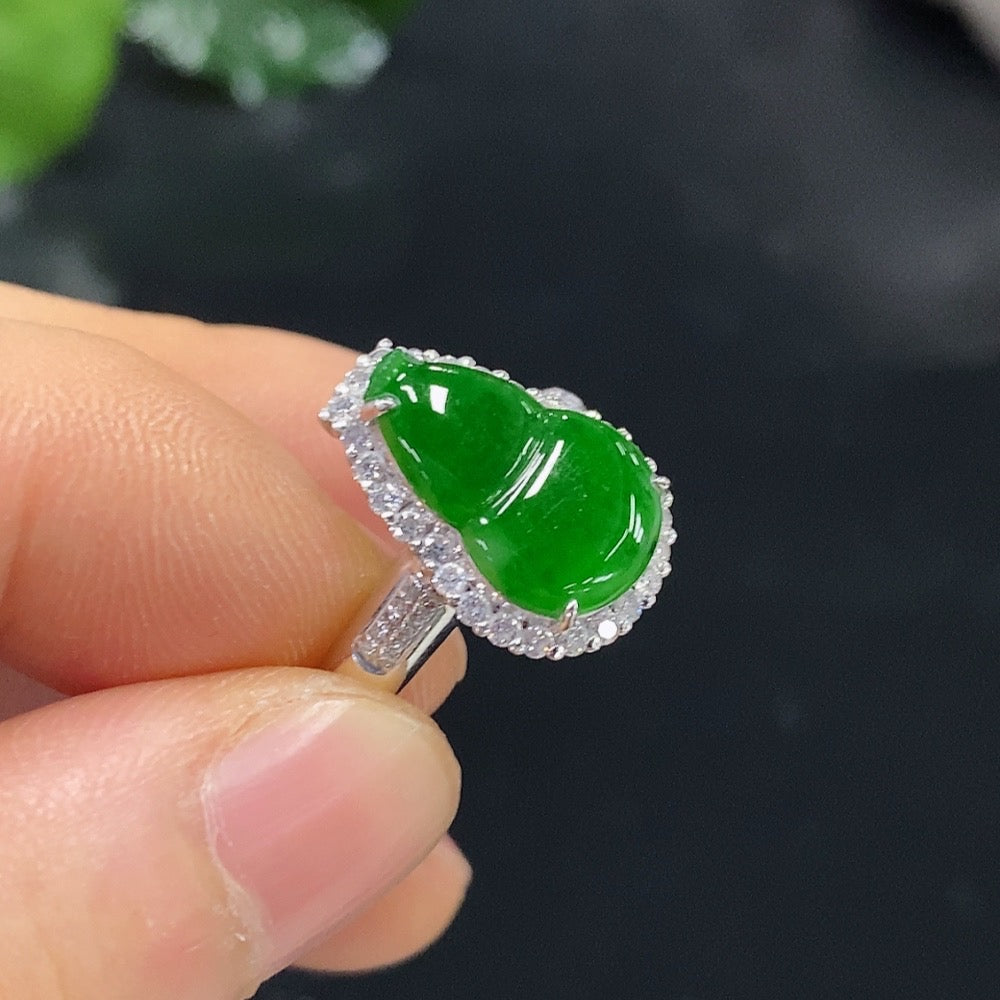 Jadeite Gourd Inlaid Ring (18K Gold)