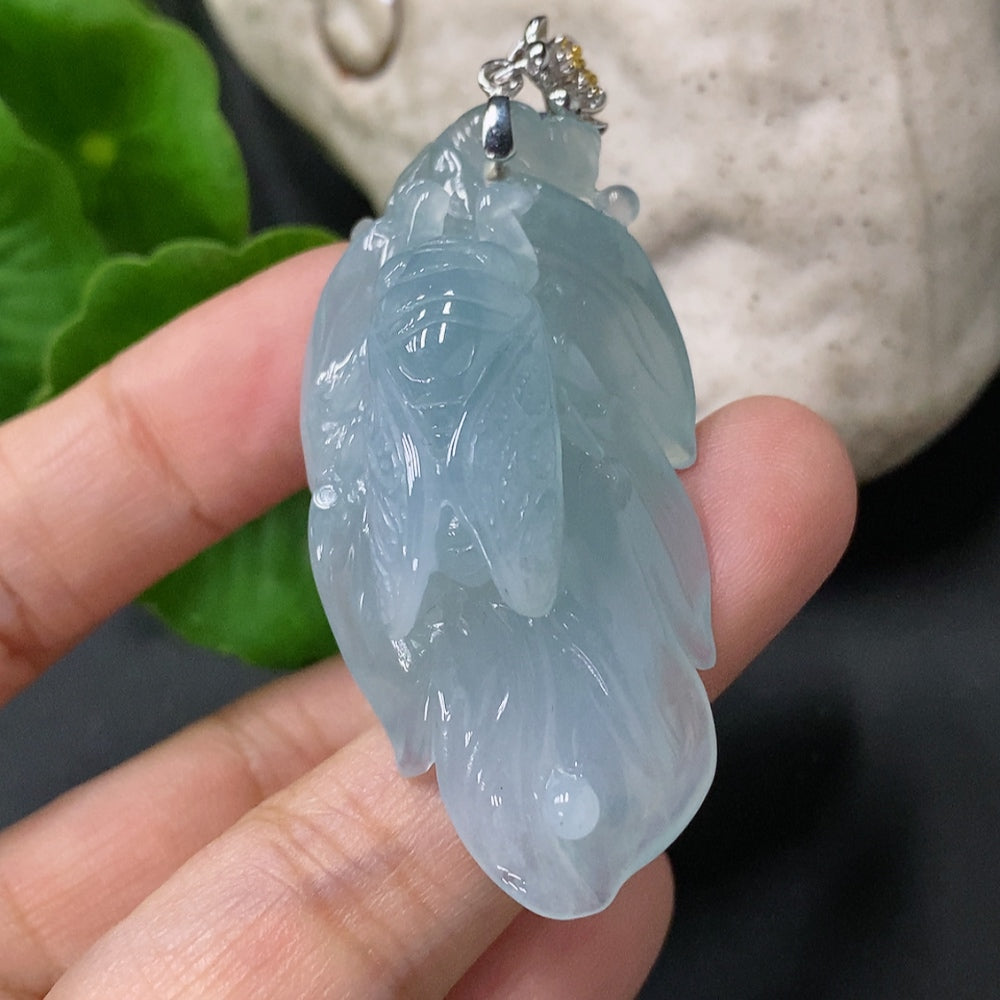 Jadeite Pendant - A Startling Debut with 18k Gold Clasp, Total Weight 18.879g