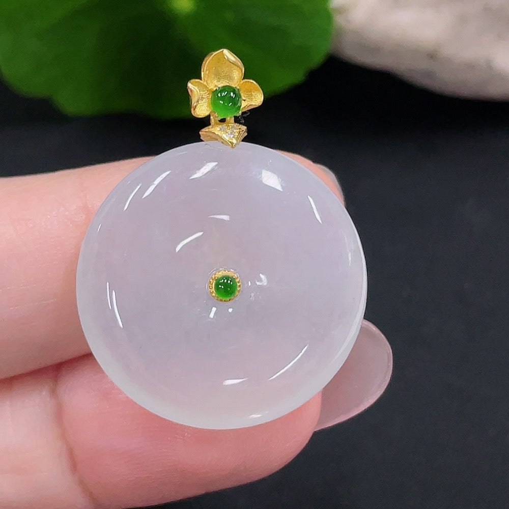 Colgante de seguridad de jadeíta con oro de 18K, peso total aprox. 6.2g (acentos de diamante)