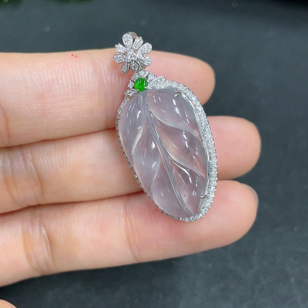 Jadeite Pendant Leaf 18k with Diamond Accent Total Weight Approx.4.9g