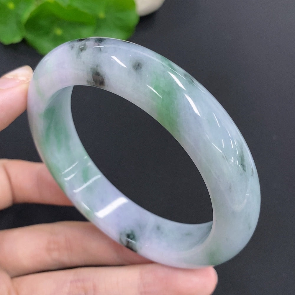 HKHQ jadeite round bracelet with mineral inclusions, weighing 83.4g and measuring 59.4mm in diameter.