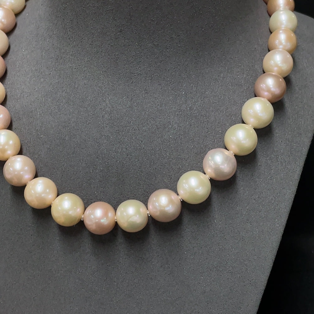 Pearl bead necklace Non-gold Total weight approx. 105.27g Size 12-13.6mm