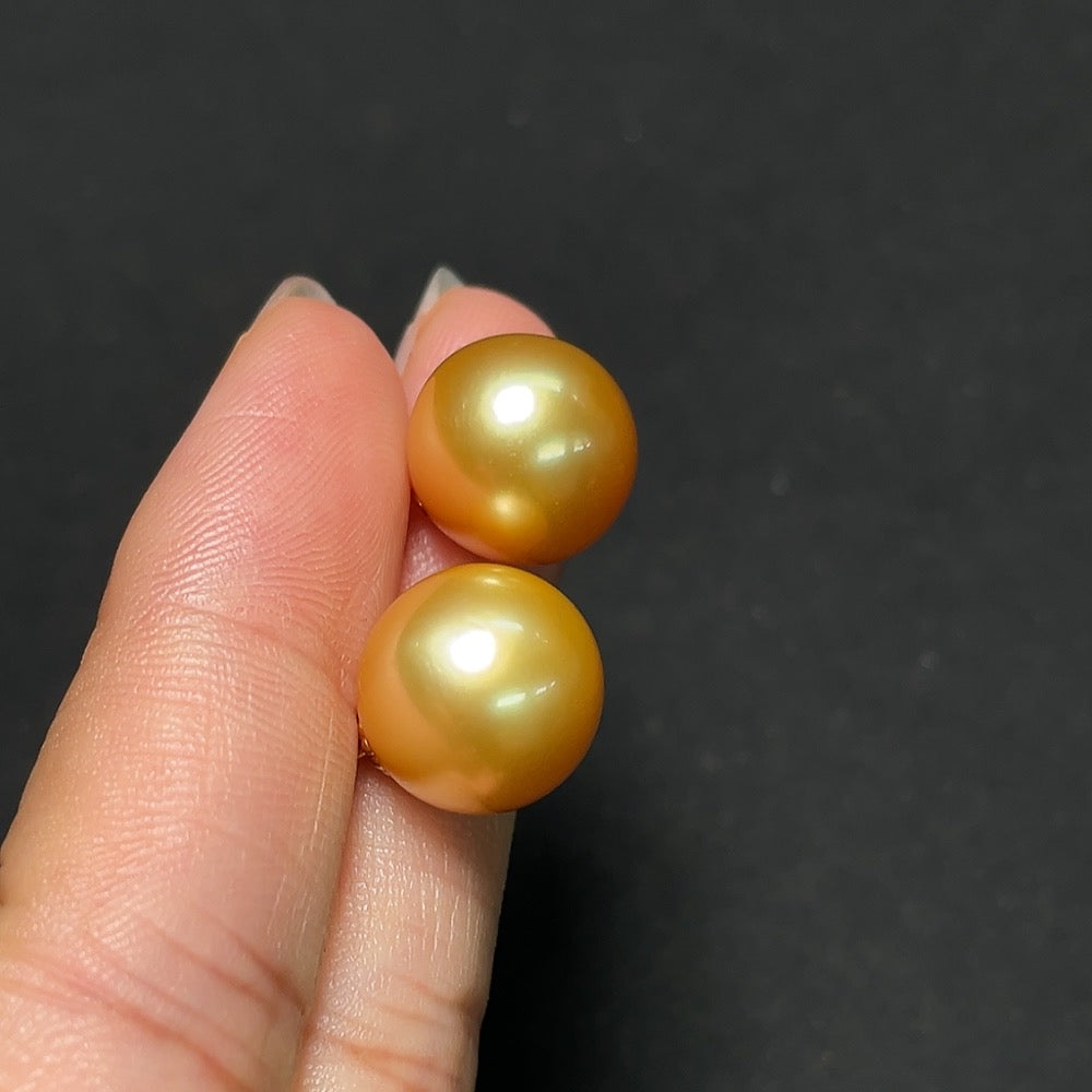 Seawater pearl stud earrings 18k gold approximately 12.8mm color origin undetermined