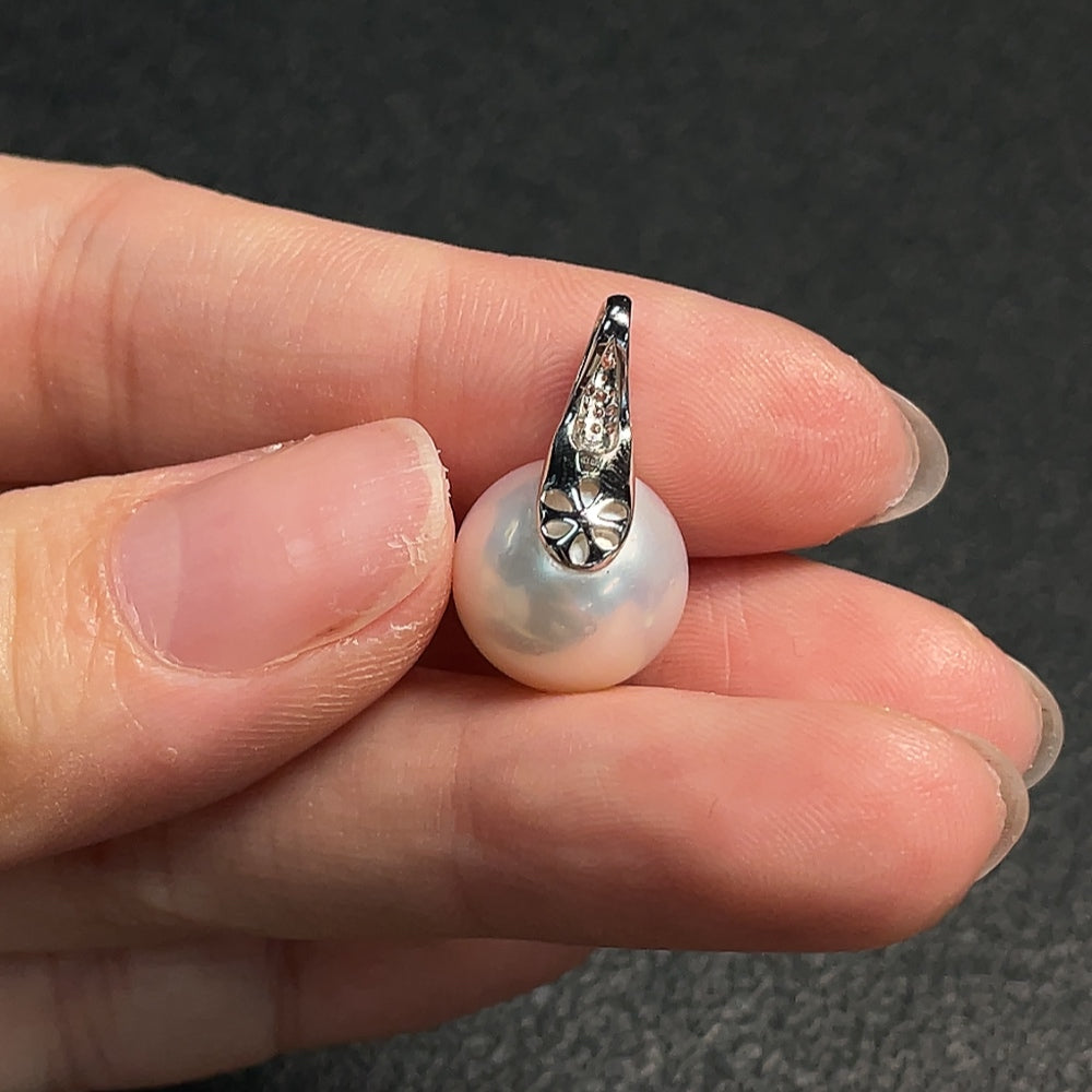 Seawater pearl pendant by HUILIU HQ with 18K gold setting, 11.7mm pearl, non-diamond, total weight 3g, elegant jewelry piece