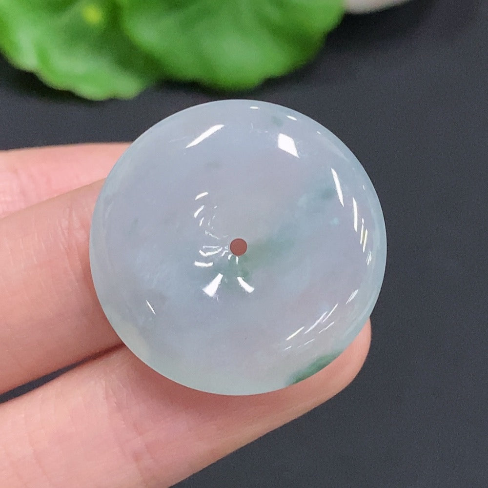 Jadeite Peace Knot pendant from HUILIU HQ, showcasing a polished jade jade with intricate knot design, weighs approximately 7.4 grams.
