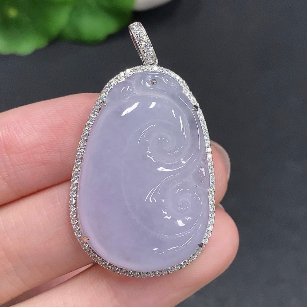 Colgante de jadeíta Ruyi en oro de 18k, peso total aprox. 9.6g sin diamantes