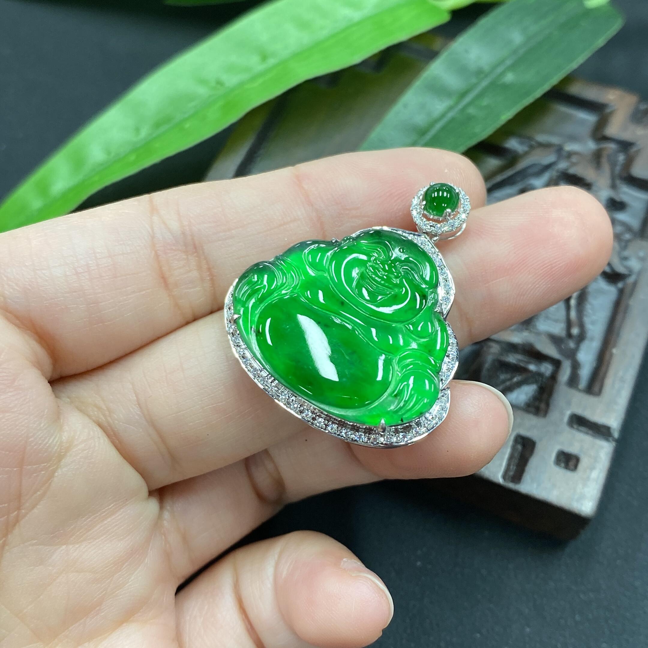 Jadeite Buddha Pendant with Mounting, Veins, 18K, Total Weight 3.43g