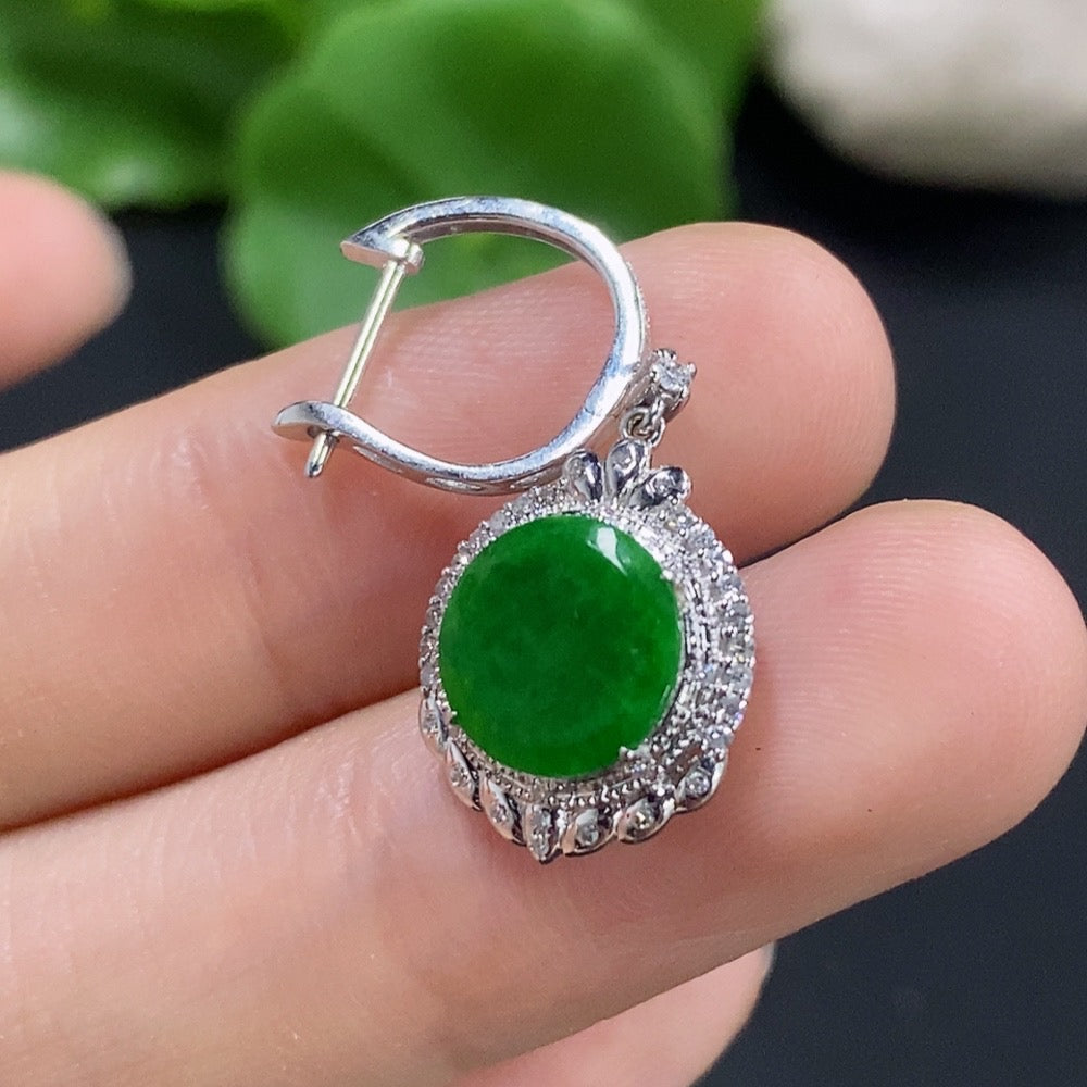 Single jadeite earring with diamond accent in 18K gold, showcasing elegant jewelry design and craftsmanship.