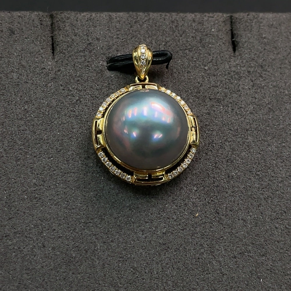 Composite Seawater Pearl Pendant in 18K Gold, Card Size Approx. 14.4mm, Total Weight About 4.11g, Color Origin Undetermined