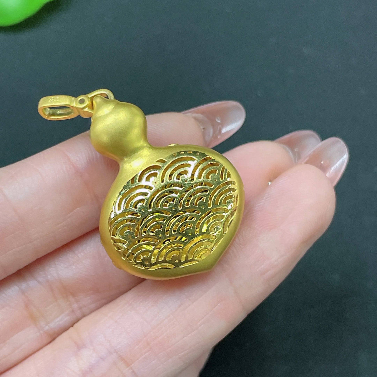 HUILIU HQ jadeite pendant in 18k gold setting with colorless diamond accents, showcasing a polished jade stone and elegant design.
