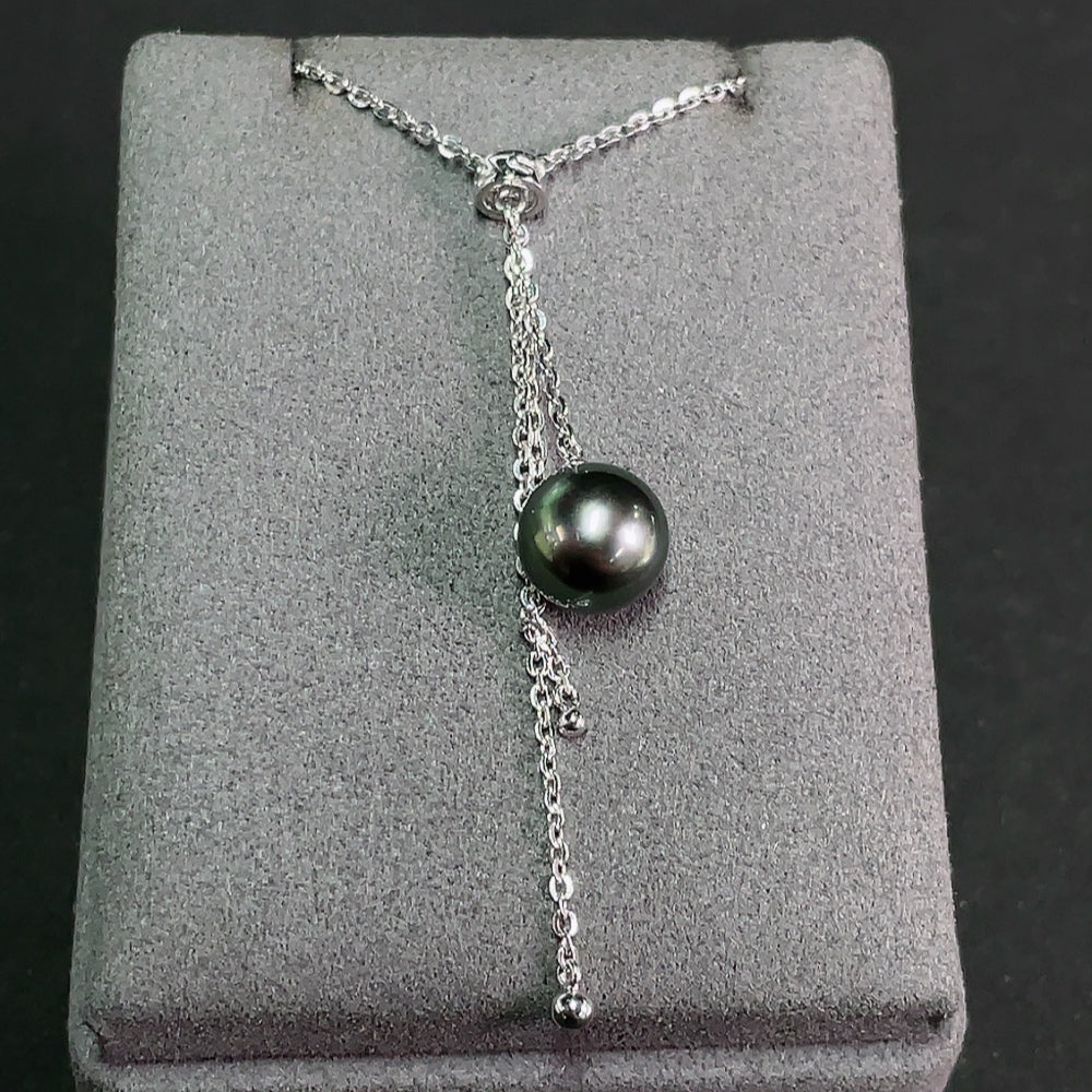 HKHQ seawater pearl necklace with 18k gold chain, featuring 9.9mm pearls, weighing approximately 4.93g.