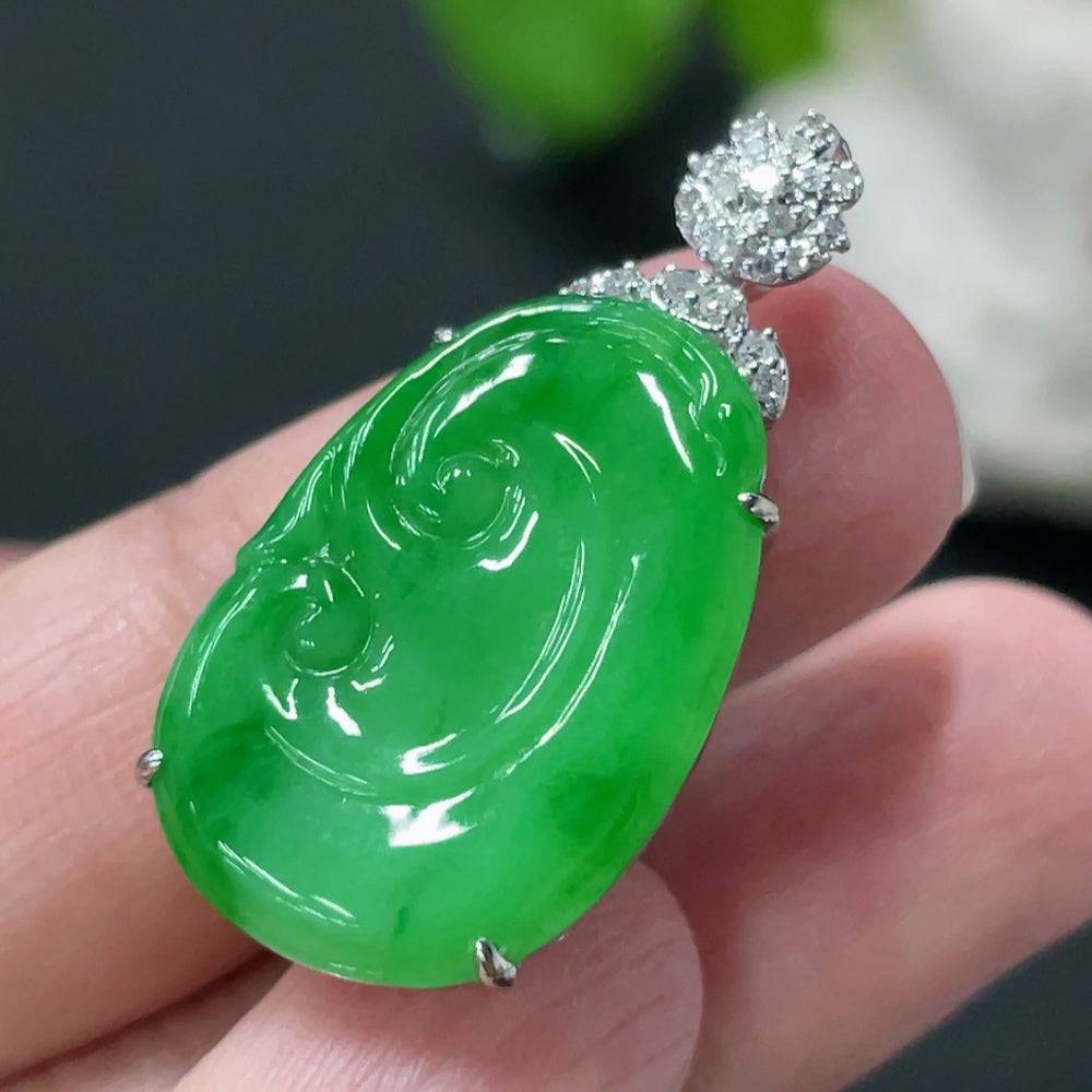 Jadeite Ruyi pendant set in 18k gold with diamond accents, weighing approximately 3.44g, from HUILIU HQ.