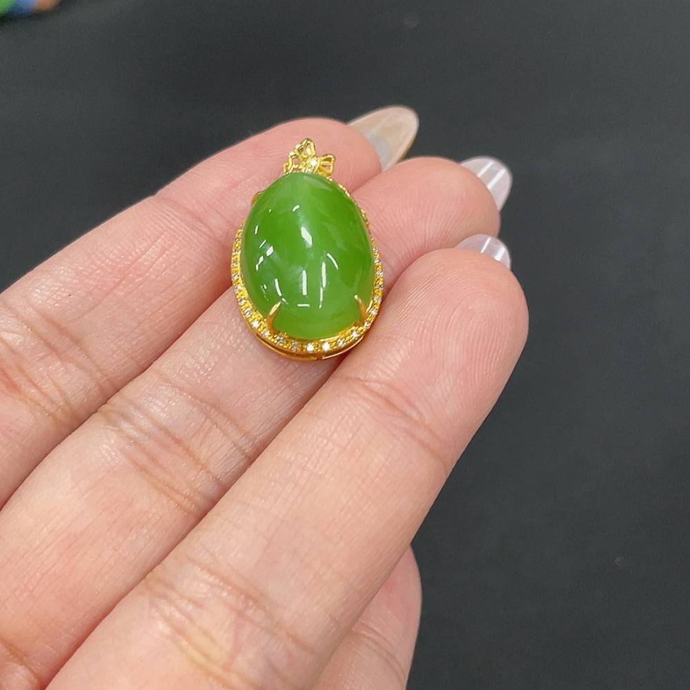 Hetian jade inlaid pendant with diamond accents, 18k gold, crafted by HUILIU HQ, weighing approximately 3.7 grams.