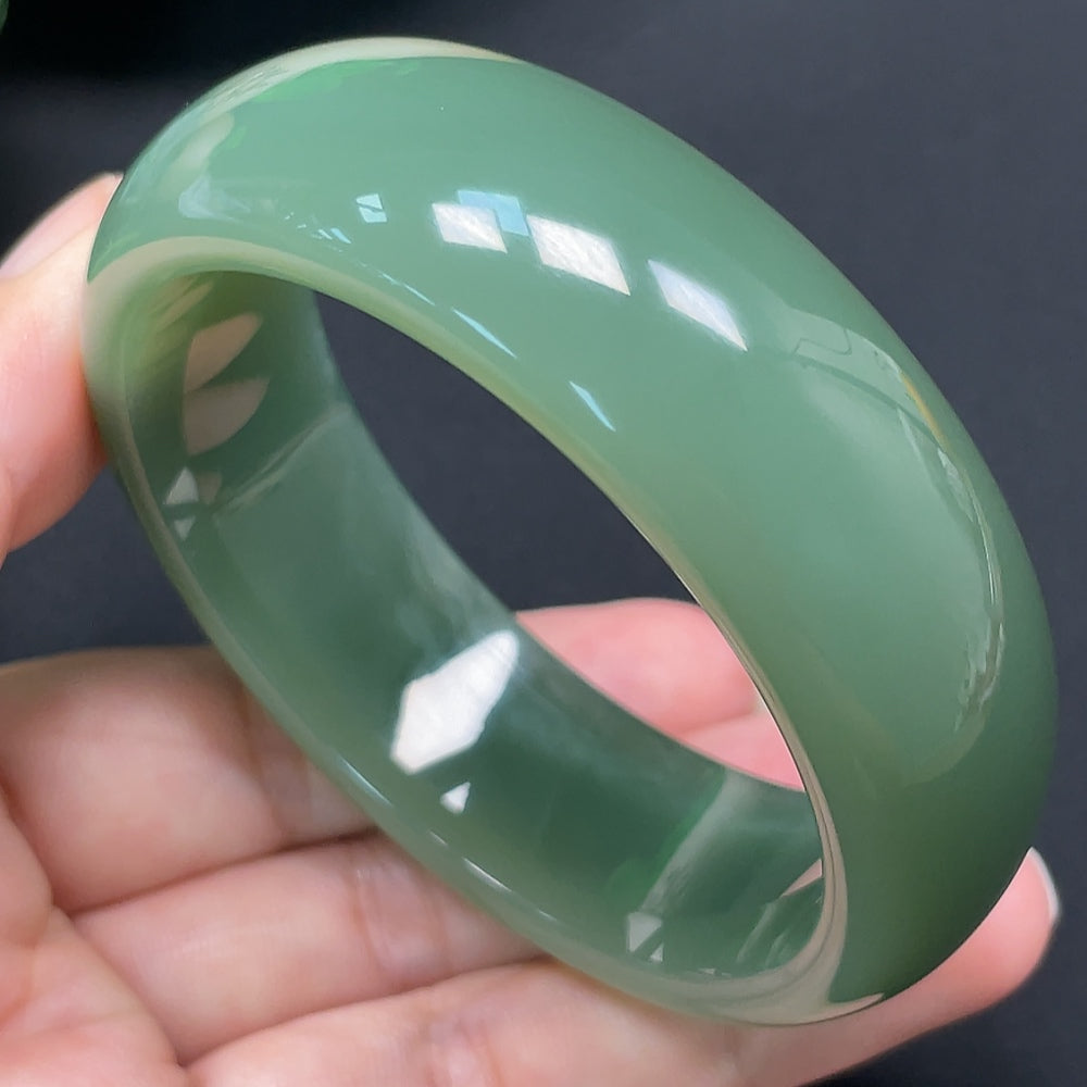 Round Hetian Jade bracelet from HKHQ, 57.7mm diameter, weighing approximately 80.66g, featuring smooth, polished jade beads.
