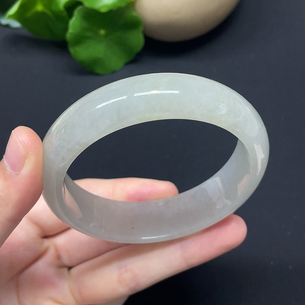 Jadeite round bangle with a smooth surface, weighing approximately 71.71g, size 58.8, crafted by HKHQ.