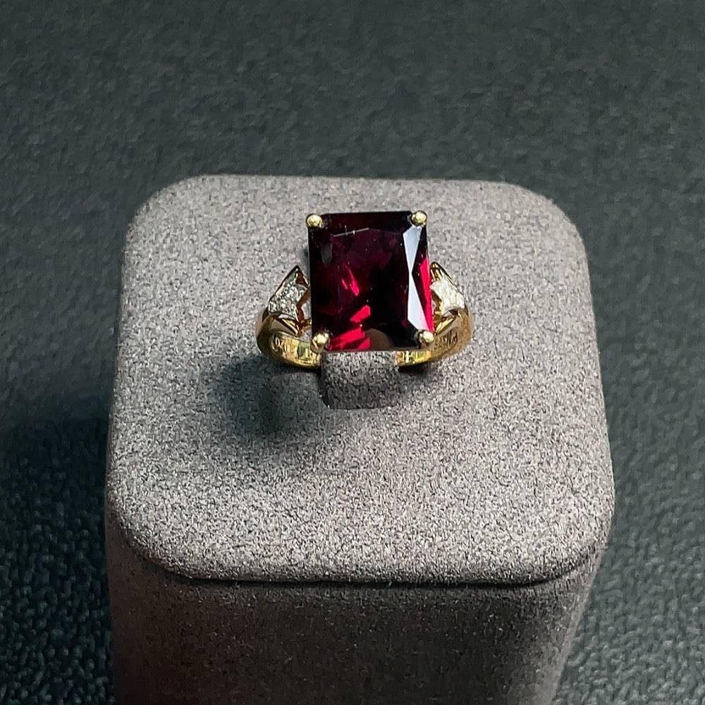 18K gold garnet inlaid ring with gemstones, size 13, weighing approximately 5.20 grams, featuring elegant gemstone craftsmanship.