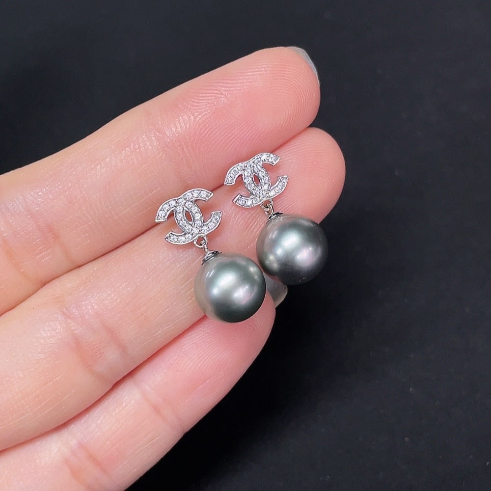 Seawater Pearl Earrings Set in 18K Gold, Non-Gold Ear Backs, Approximately 9.2mm, Total Weight About 3.18g, Non-Diamond