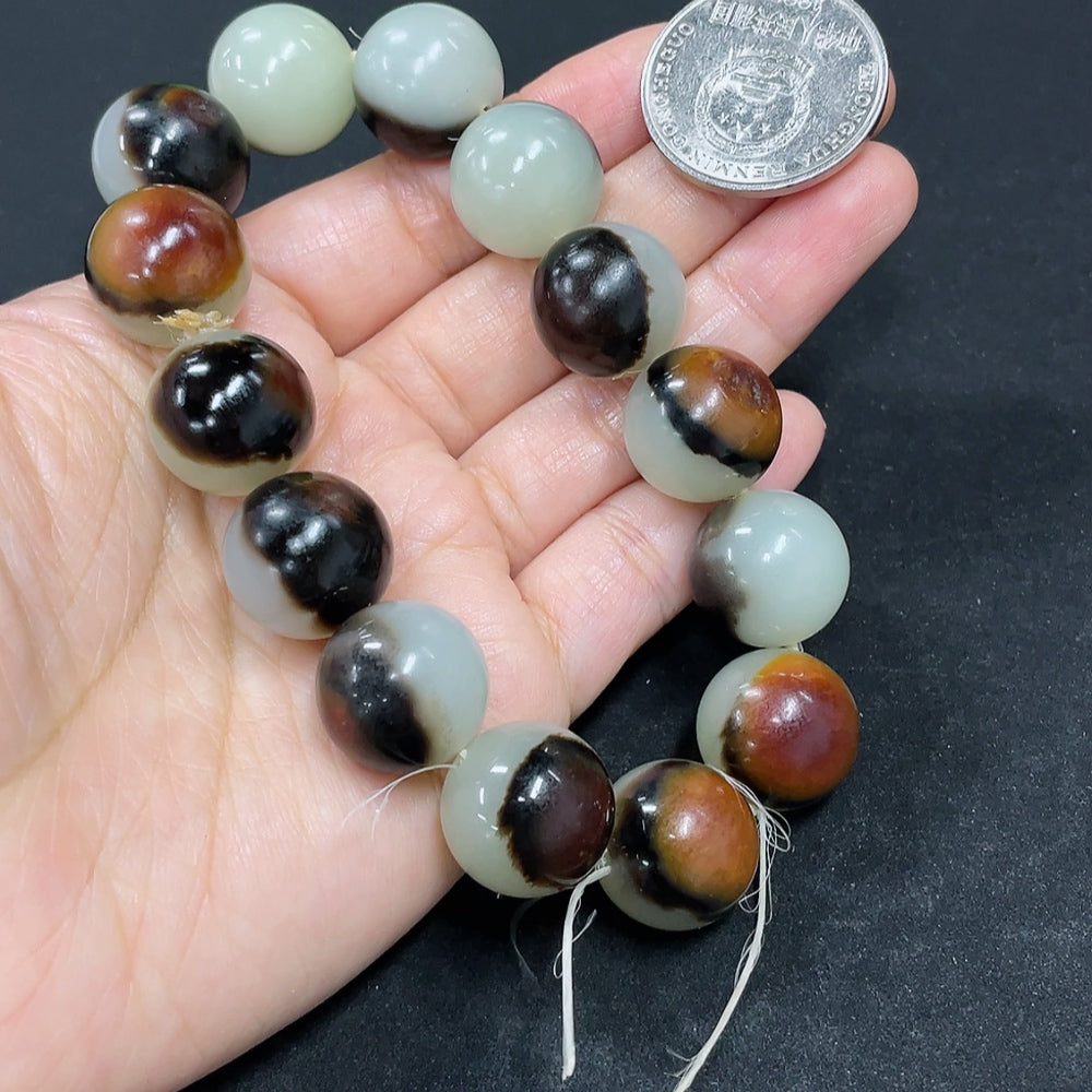 HKHQ Hetian Jade bracelet with 15.5mm beads, approx. 83g, featuring natural jade stones and undetermined skin tone.