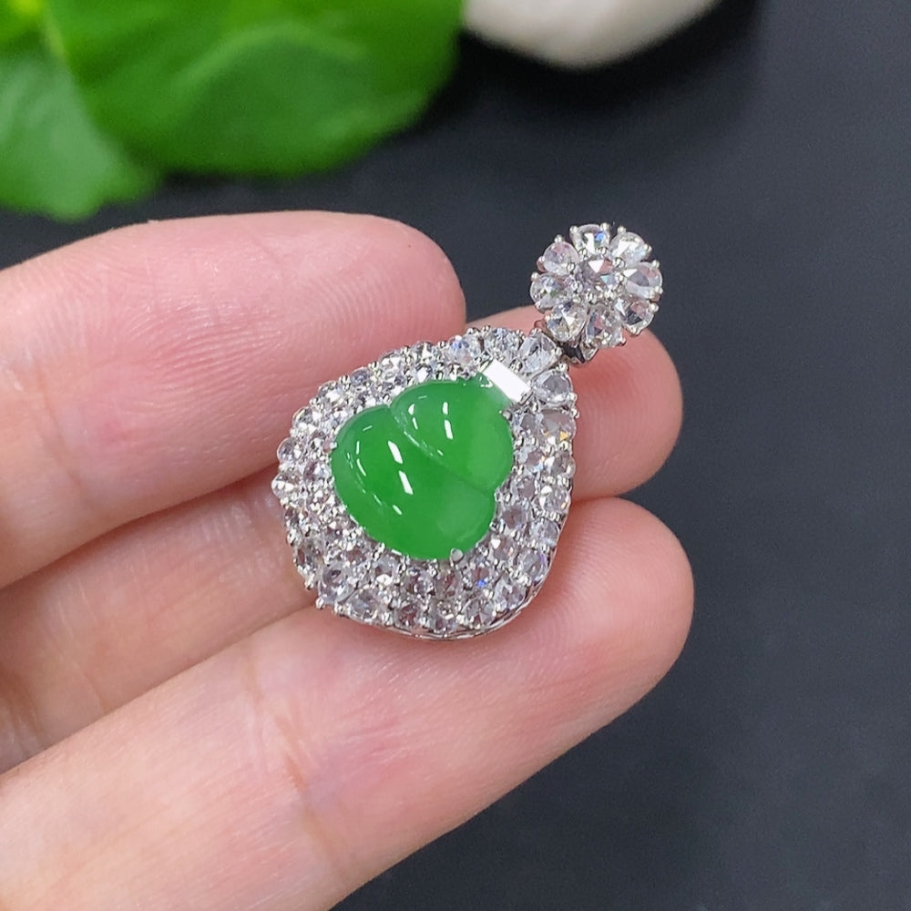 Jadeite Gourd Inlaid Pendant 18K Gold (With Diamond Accents)