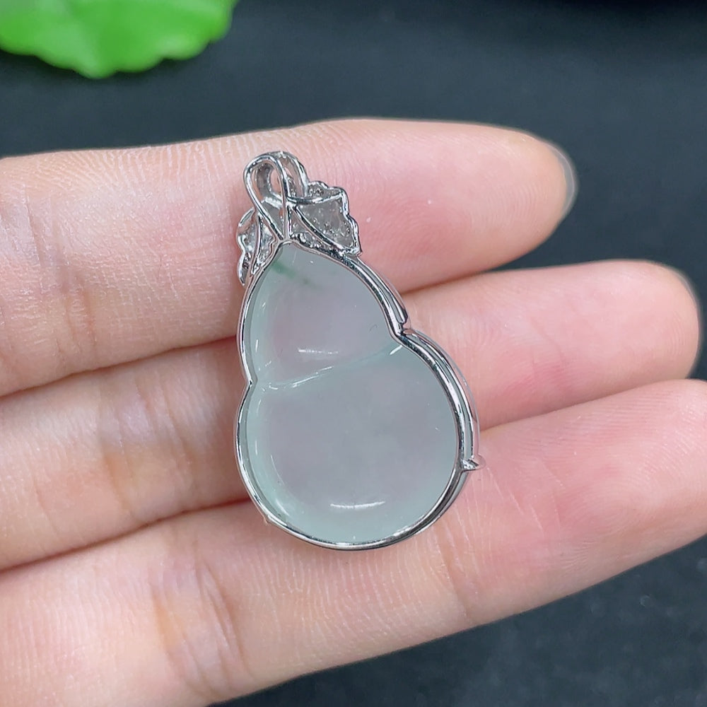 Jadeite gourd inlaid pendant 18K Gold with diamonds (colorless)