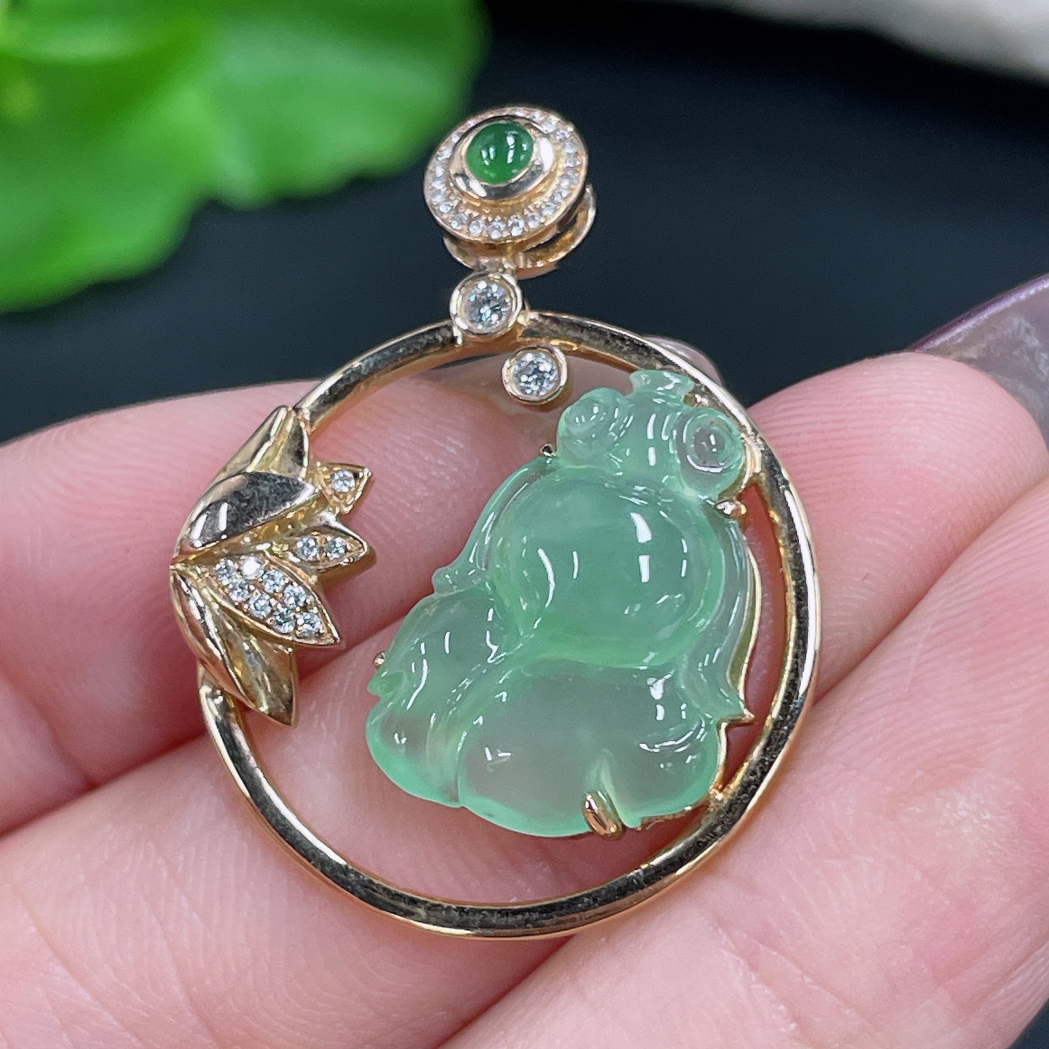 Jadeite Pendant 18k Gold Inlaid with Diamonds Total Weight Approximately 5.65g
