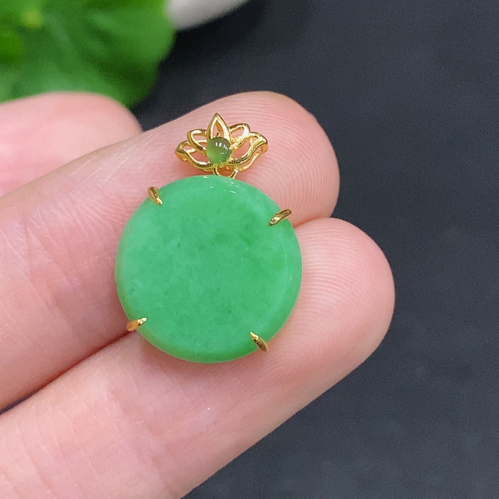 Jadeite Plain Pendant with 18K Gold Mount, Total Weight Approx. 1.5g