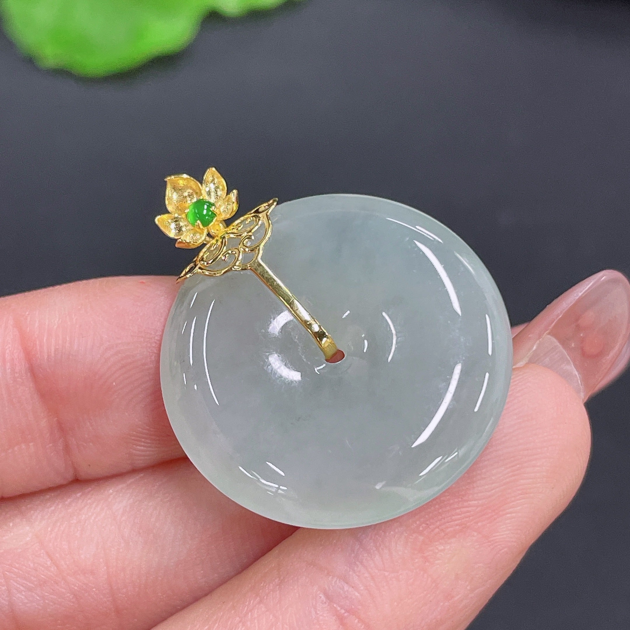 Jadeite Peace Knot Pendant 18k Total Weight Approx. 7.38g