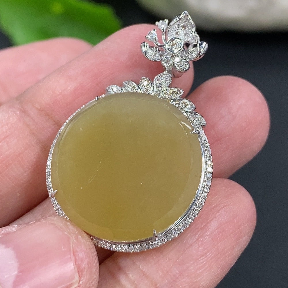 Jadeite Buddha Pendant with 18K Gold Clasp, Total Weight Approximately 4.5g, Set with Diamonds