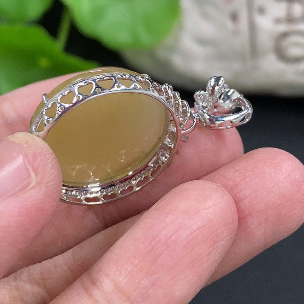 Jadeite Buddha Pendant with 18K Gold Clasp, Total Weight Approximately 4.5g, Set with Diamonds