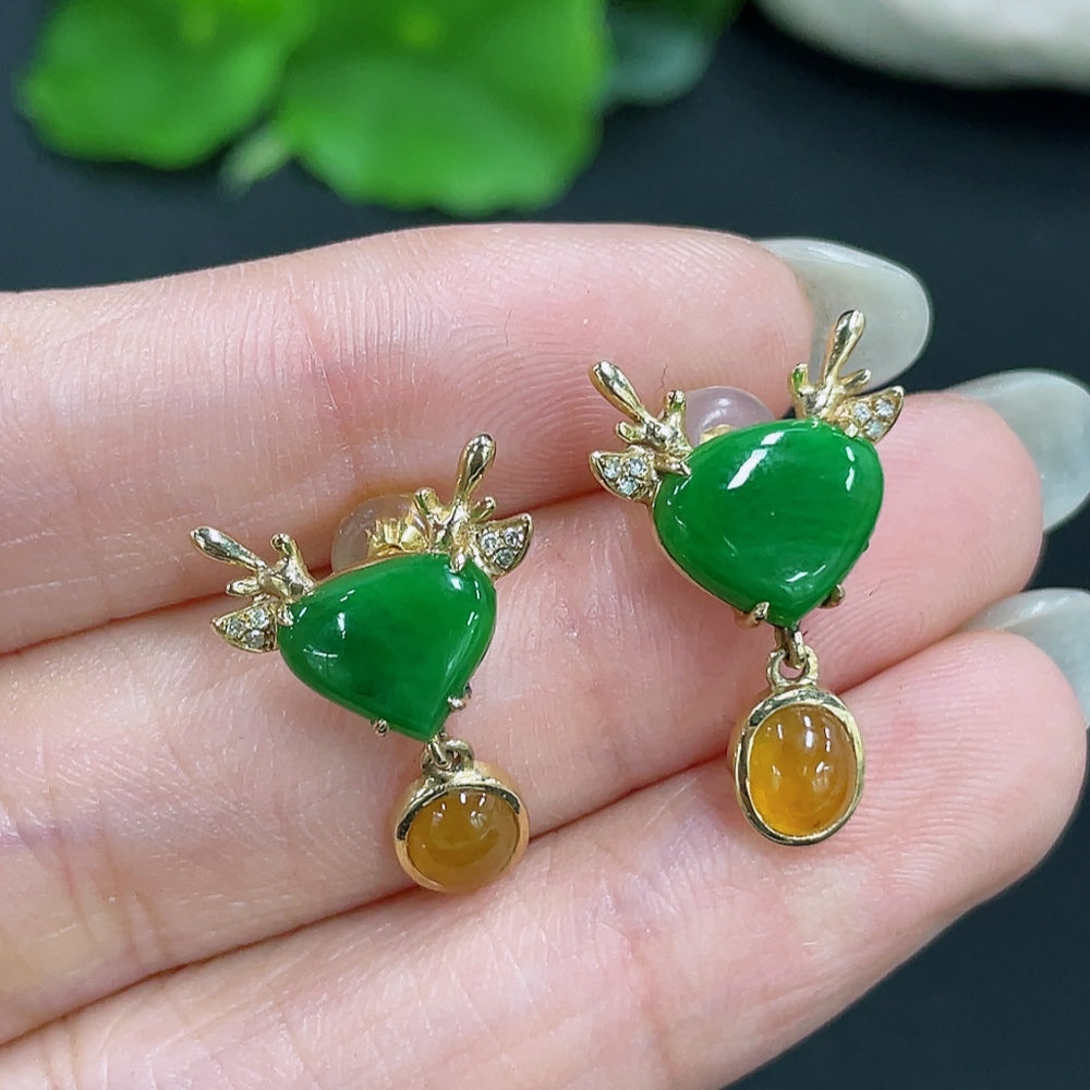 Jadeite earrings with 18k pins and 58% gold content, total weight approximately 3.08g