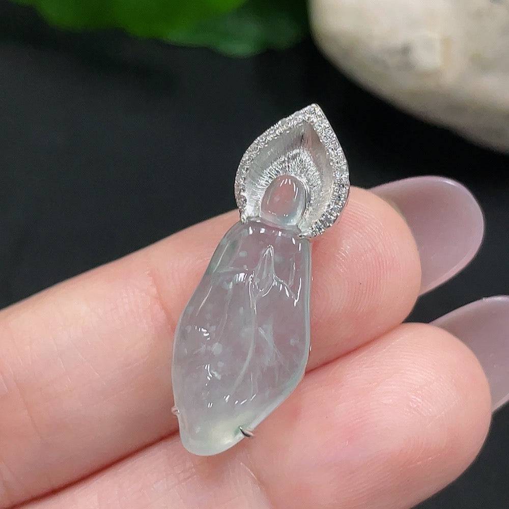 Jadeite inlaid pendant with diamond accents, 18K gold content, crafted by HUILIU HQ, weighing approximately 2.9g.