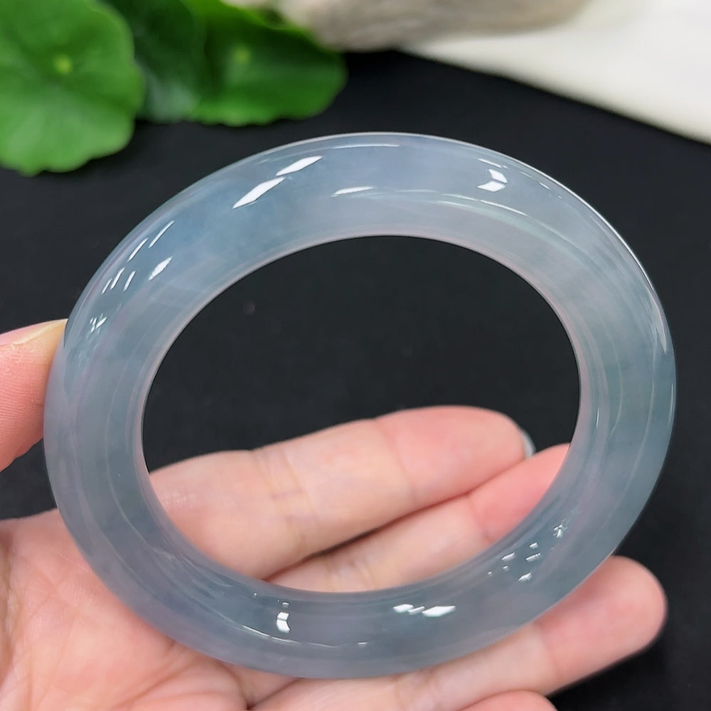HKHQ jadeite round bangle, size 55.2, crafted from green jadeite, showing its smooth, polished surface and elegant circular shape.
