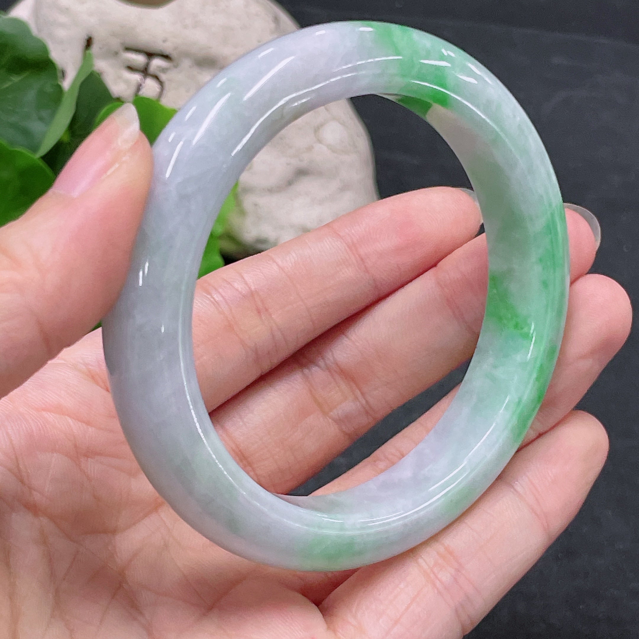 HUILIU HQ Jadeite round bangle showcasing smooth, polished jadeite with a glossy finish on a white background.