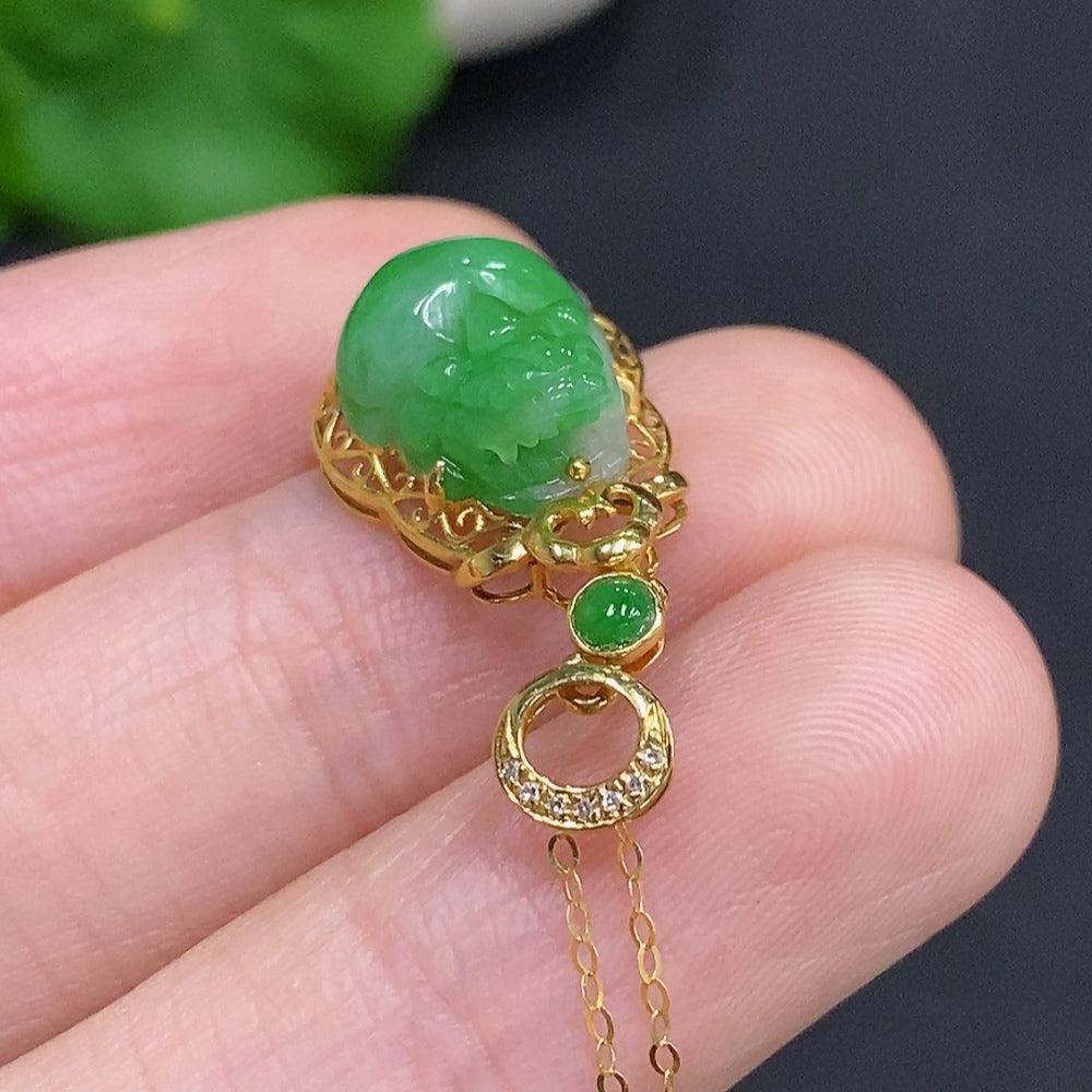 Colgante Pi Xiu de jadeíta incrustado en oro 18K peso total aprox. 1.9g incluyendo cadena