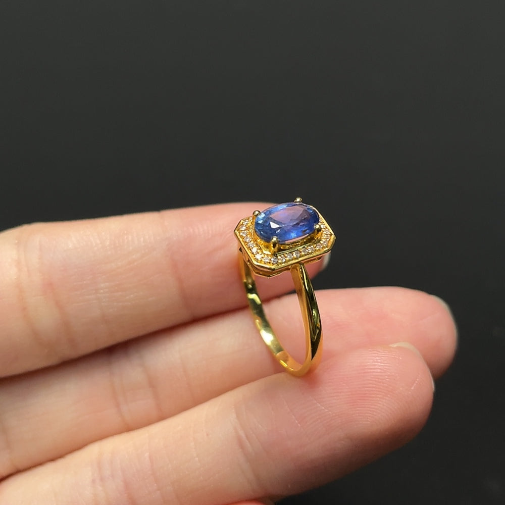 Sapphire ring with diamond accents, 18k gold, color origin undetermined